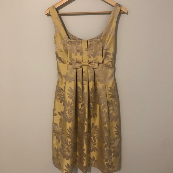 A silky, golden yellow dress with flower print - Picture 2 of 4